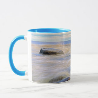 Caneca Ondas quebrando nas rochas da costa
