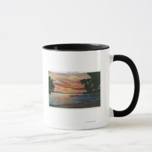 Caneca Opinião do por do sol da linha costeira com cais