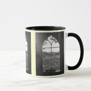 Caneca Opinião rural da paisagem da janela da igreja