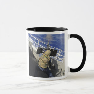 Caneca Os artilheiros acoplam o incêndio de uma