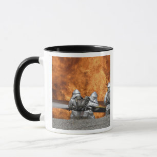 Caneca Os bombeiros neutralizam um fogo