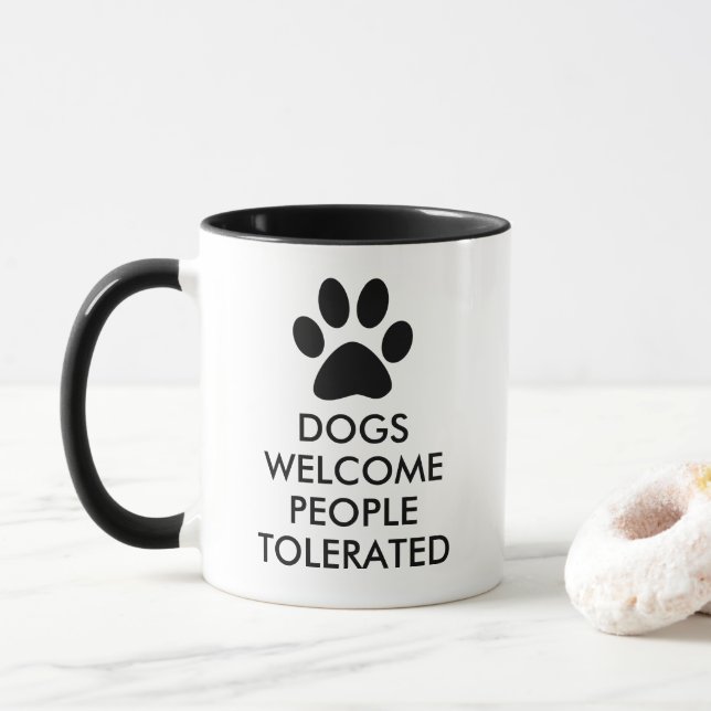 Caneca Os cães dão boas-vindas a pessoas da tipografia (Com Donut)