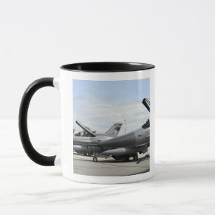 Caneca Os Falcons F-16 de combate esperam para lançar-se