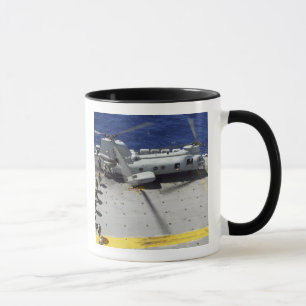 Caneca Os fuzileiros navais embarcam um helicóptero do