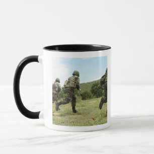 Caneca Os fuzileiros navais tailandeses reais apressam-se