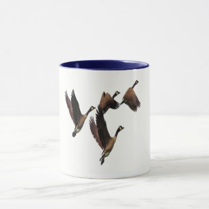 Caneca Os gansos canadenses que voam em um rebanho caçoa