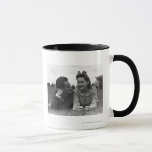 Caneca Os jovens acoplam o encontro na grama