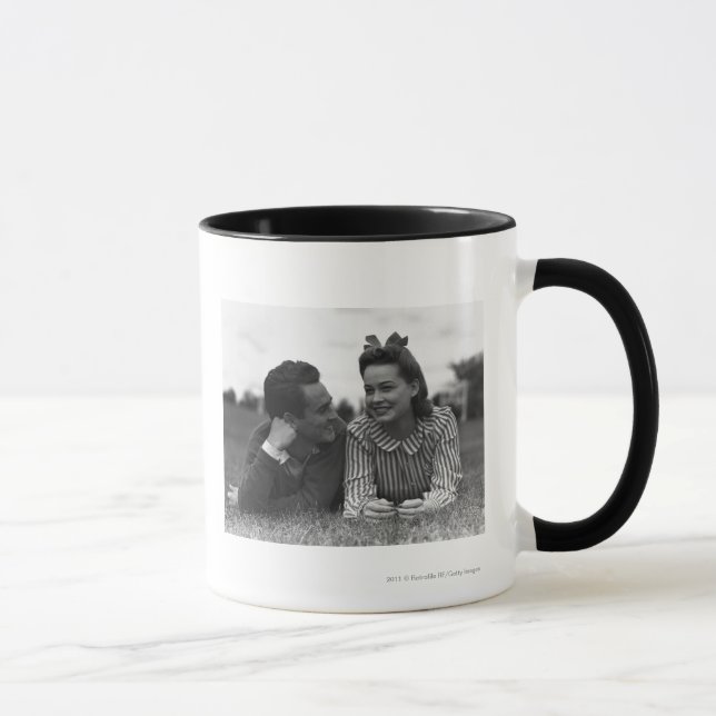 Caneca Os jovens acoplam o encontro na grama (Direita)