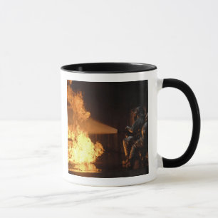 Caneca Os sapadores-bombeiros extinguem um abeto simulado