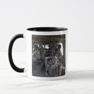 Caneca os soldados olham para perigos