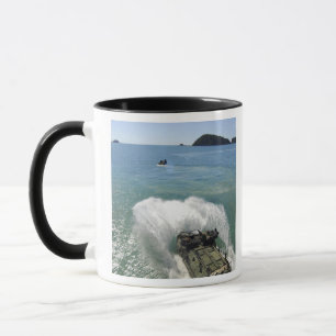 Caneca Os veículos do assalto anfíbio retiram a
