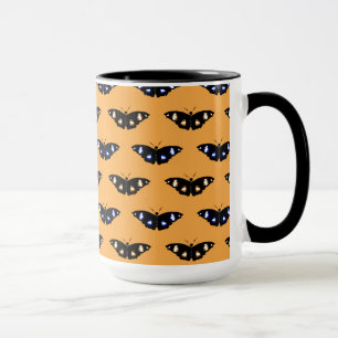 Caneca Padrão da borboleta sobre fundo laranja