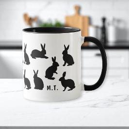 Caneca Padrão de Coelho Simples em Preto com Monograma Pe