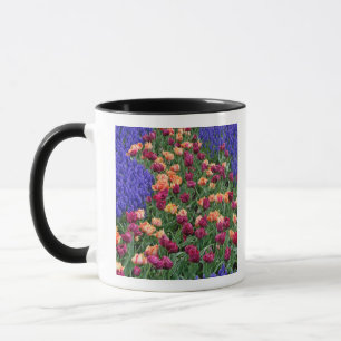 Caneca Padrão de tulipas e flores de jacinto de uva,