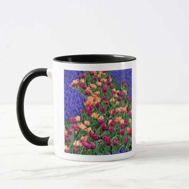 Caneca Padrão de tulipas e flores de jacinto de uva, (Esquerda)