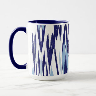 Caneca Padrão do ikat de cor azul-chic e branca