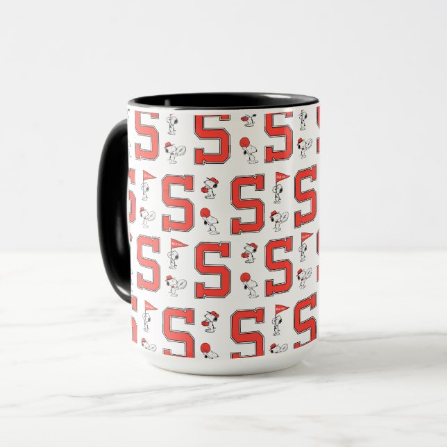 Caneca Padrão Esportivo da Varsity Snoopy (Frente Esquerda)