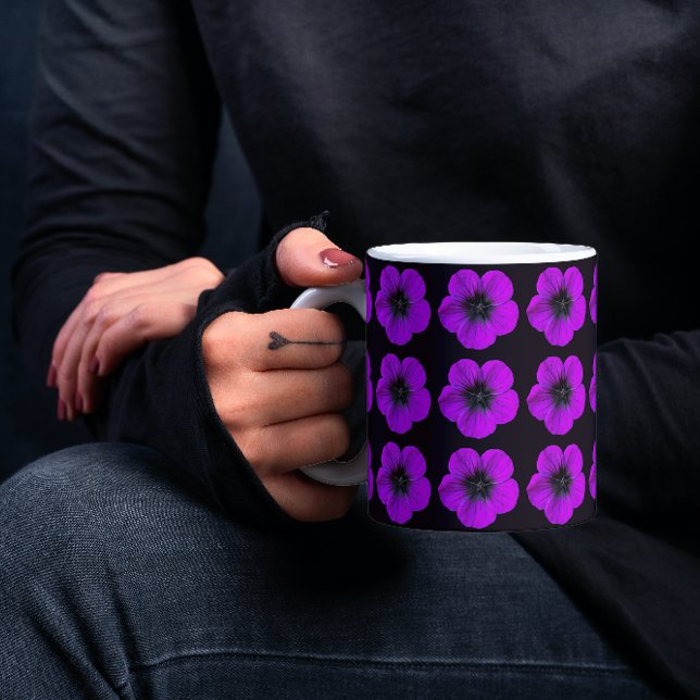 Caneca Padrão Floral de Geranium roxo em preto (In Situ Held)