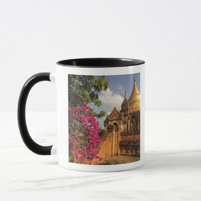 Caneca Pagode Dhamma Yazaka em Bagan (Pagan), Mianmar (Esquerda)