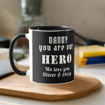 Caneca Pai que você seja nosso Herói Pai Família Preta<br><div class="desc">Pai que você seja a nossa caneca de café preto do Dia do Pai Herói. Da filha ou do filho ao herói especial em sua vida. Adicione seu texto e nomes. Você pode transformar pai em pai,  papai,  Papá,  Papanicolau...  Um presente perfeito para o pai.</div>