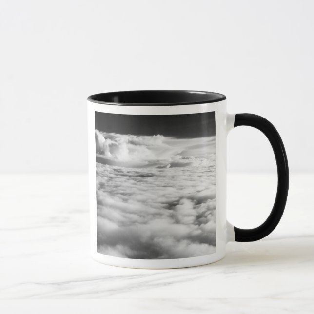 Caneca Paisagem de nuvens sinistra ao nascer do sol. 2 (Direita)