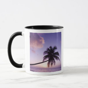 Caneca Palmeira solitária ao pôr do sol, praia de Coconut