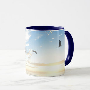 Caneca Pássaros em voo sobre o oceano