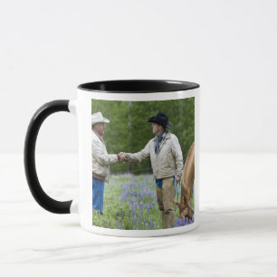 Caneca Pecuaristas se dando as mãos através da cerca em