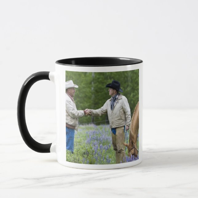 Caneca Pecuaristas se dando as mãos através da cerca em (Esquerda)