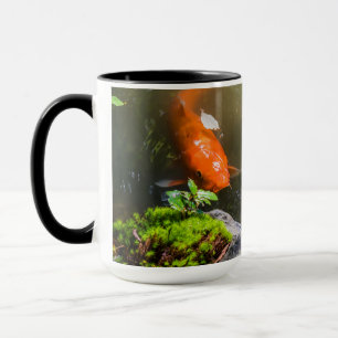 Caneca Peixe Koi numa lagoa