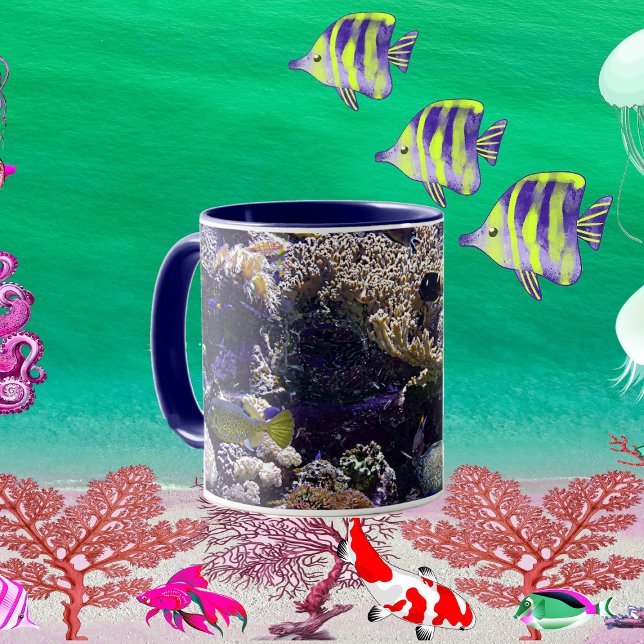 Caneca Peixes Tropicais do Mar Azul Escuro no Oceano de R (Dark Blue Sea Tropical Fish in Coral Reef Ocean Mug)