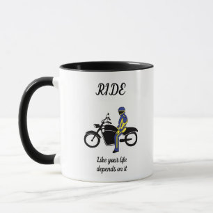 Caneca Penas Azuis e Amarelas numa Corrida de Motocicleta