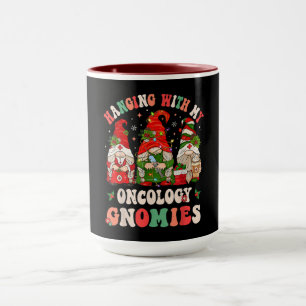 Caneca Pendurado com Meus Gnomos de Oncologia – Natal Div