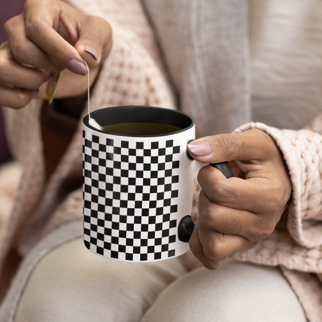 Caneca Pequeno padrão xadrez preto e branco (Tiny Black and White Checked Pattern Mug)