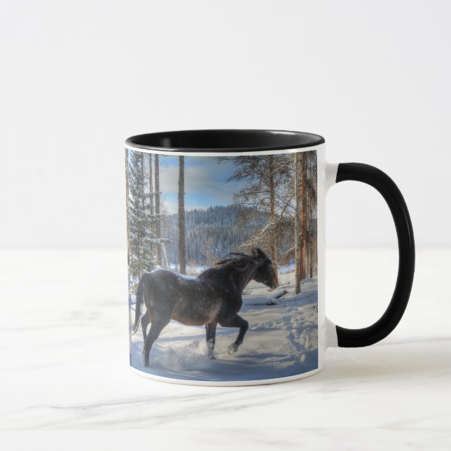 Caneca Percheron Negro em neve e floresta de inverno (Direita)