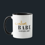 Caneca Personalizar Babe Engraçado Dizendo Nome Personali<br><div class="desc">Personalizado Babe Funny Say Personalised Name apresenta um simples design com o texto "bebê personalizado" na tipografia de script de caligrafia em preto e ouro moderna e personalizado com seu nome. Perfeito para um presente divertido para a mãe, melhores amigos, namorada, para o aniversário, Natal, feriados, Dia de as mães...</div>