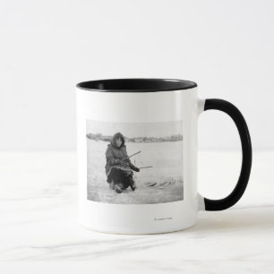 Caneca Pesca Eskimo do gelo em Nome, fotografia de Alaska