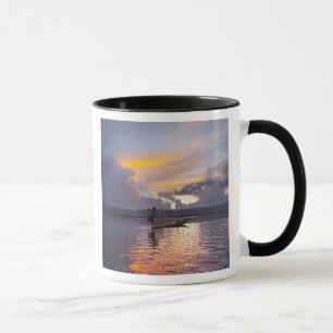 Caneca Pescador Intha remando com a perna um barco pescan