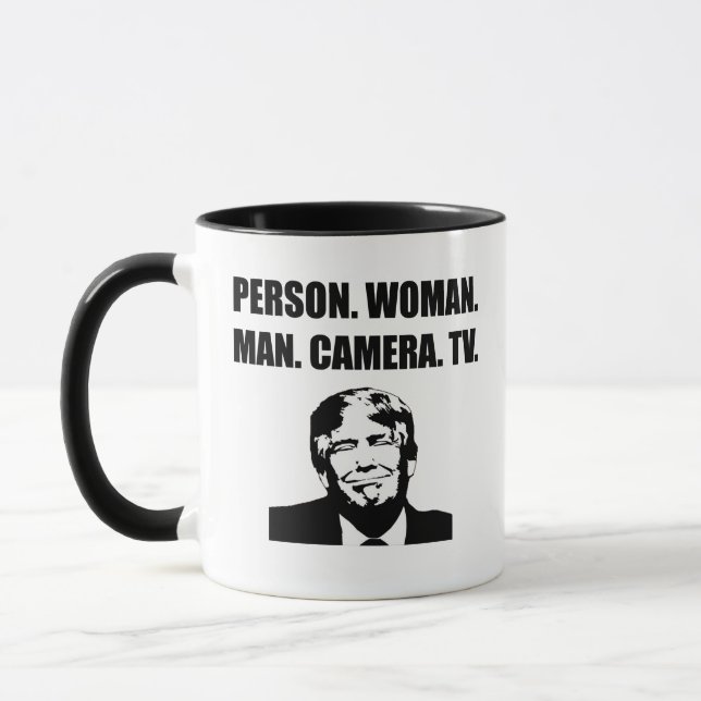 Caneca Pessoa. Mulher. Cara. Câmera. TV. Anti-Trump (Esquerda)
