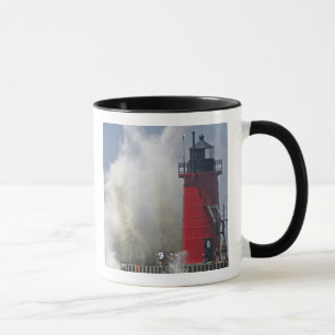 Caneca Pessoas no quebra-mar assistem a grandes ondas que