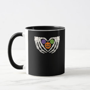 Caneca Pickle Engraçado Halloween O Esqueleto Mãos Coraçã