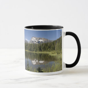Caneca Pico de montanha refletido em um lago
