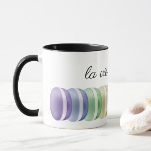 Caneca Pilha colorida de macarões doces: la vie est bell