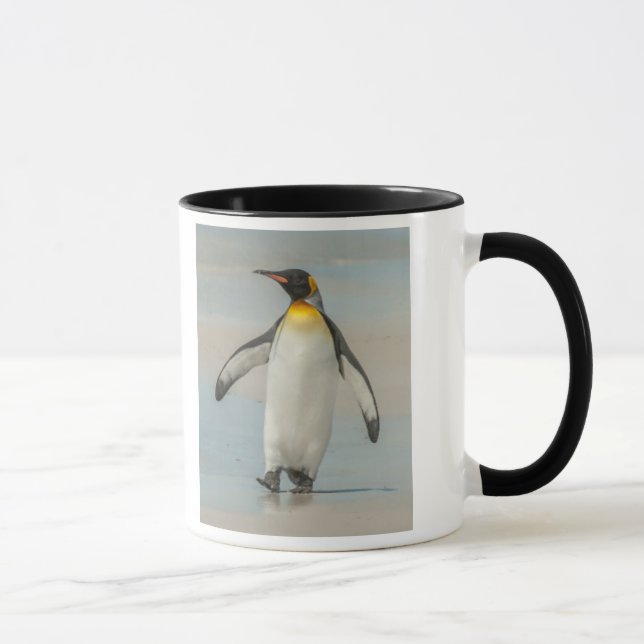 Caneca Pinguim andando na praia (Direita)