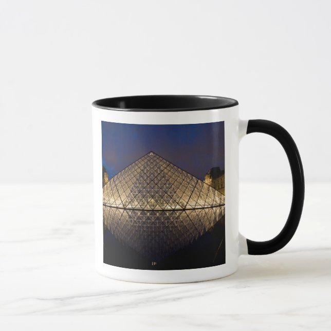 Caneca Pirâmide do Louvre pelo arquiteto I.M. Pei em (Direita)