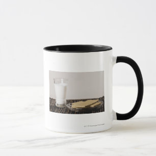 Caneca Placa dos petiscos com um vidro do leite