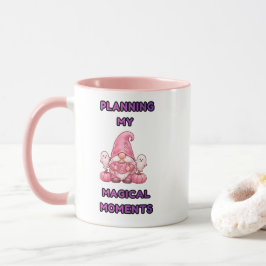Caneca Planejando Meus Momentos Mágicos – Gnome Rosa