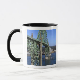 Caneca Ponte da Baía de Yaquina sobre a Baía de Yaquina