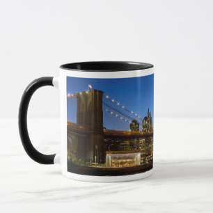 Caneca Ponte de Manhattan e de Brooklyn no crepúsculo