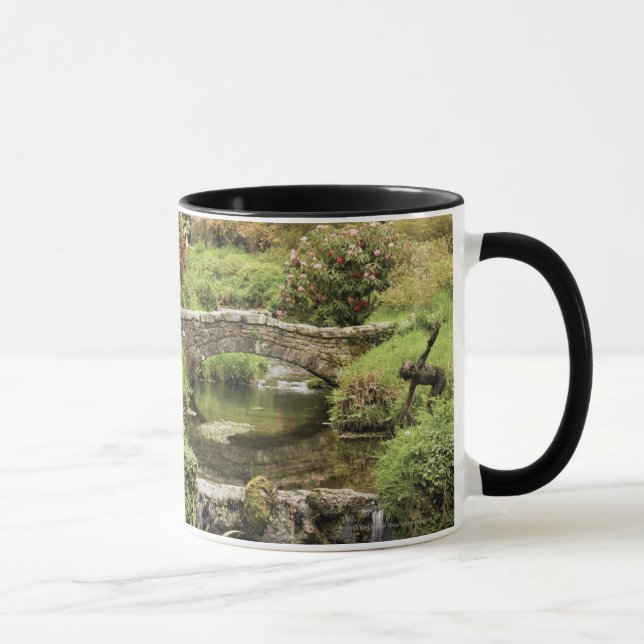 Caneca Ponte de pedra velha sobre um córrego no parque de (Direita)